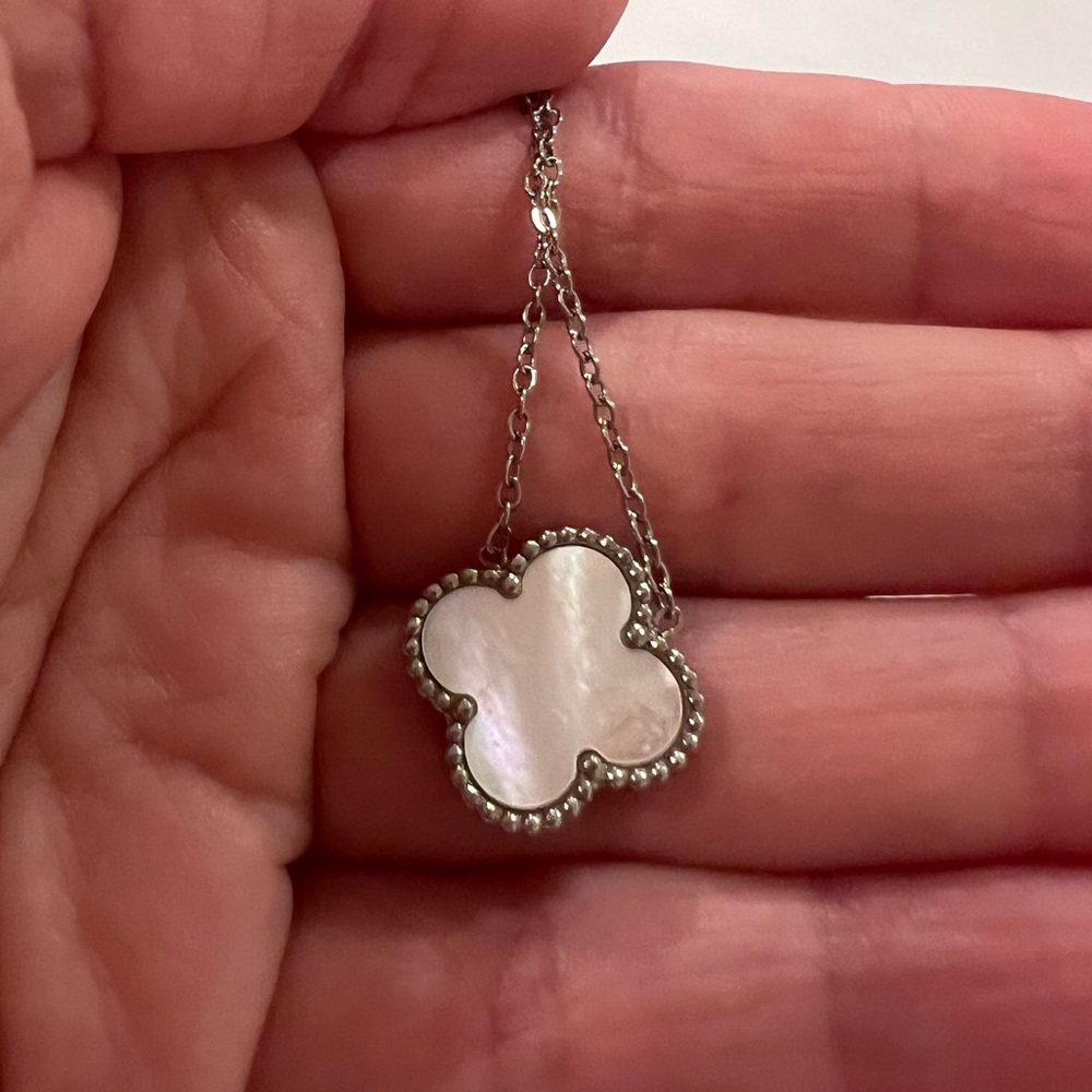 Mother-of-Pearl Clover Necklace and butterfly earrings - Picture 3 of 4